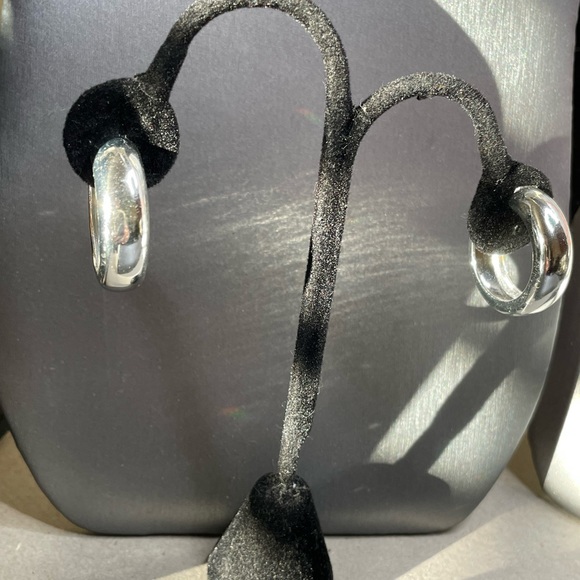 Silver Tone Wide Hoop Screw On Earrings Gorgeous Classics Y2K Style. - Picture 1 of 6